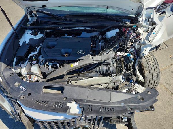 2025 LEXUS ES300 300h Premium — Engine bay