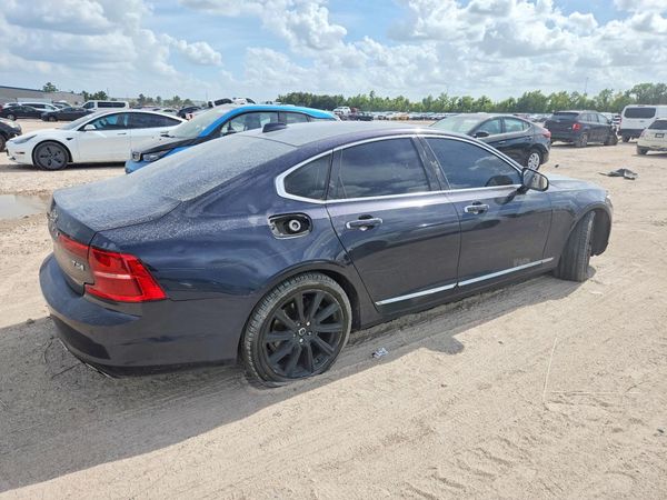 2017 VOLVO S90