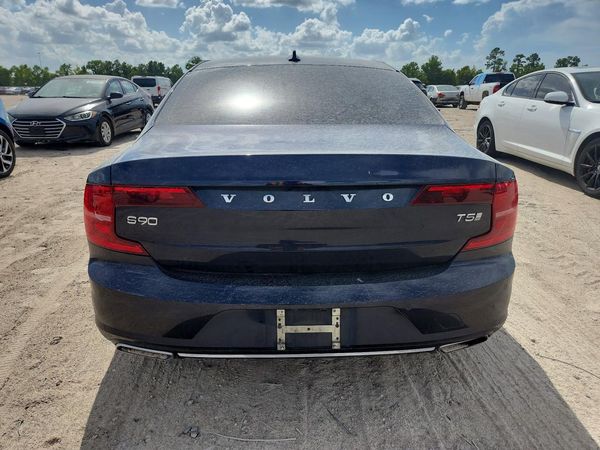 2017 VOLVO S90
