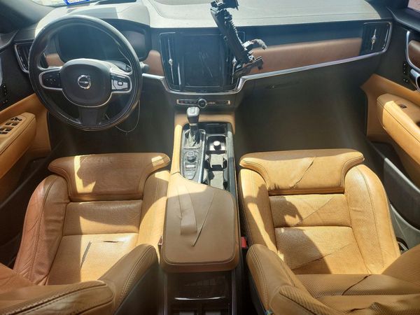 2017 VOLVO S90
