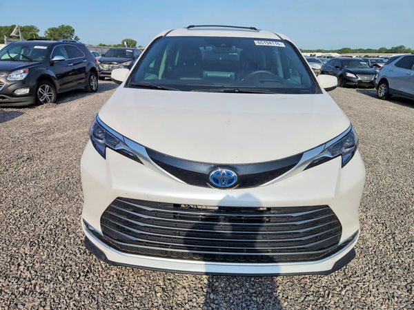 2024 TOYOTA SIENNA