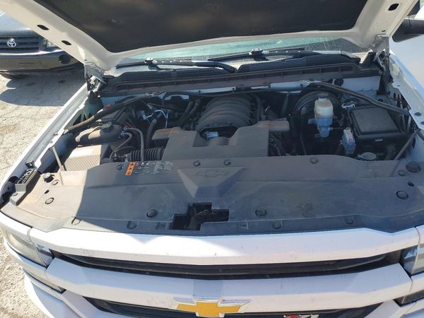 2018 CHEVROLET SILVERADO LT — Engine bay