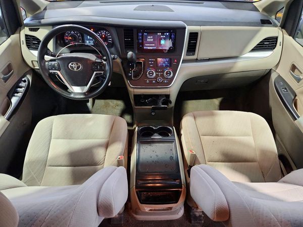 2017 TOYOTA SIENNA