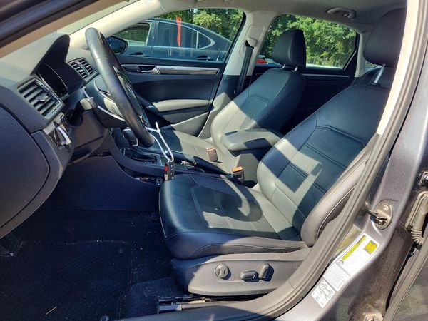 2017 VOLKSWAGEN PASSAT SE