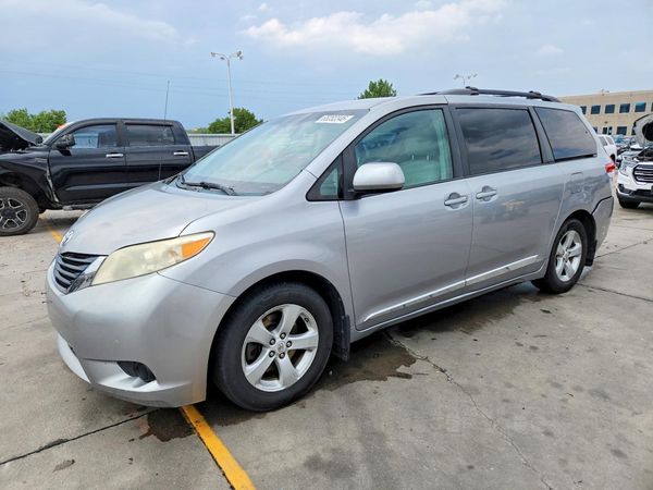 2012 TOYOTA SIENNA