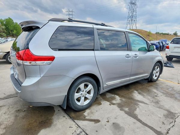 2012 TOYOTA SIENNA