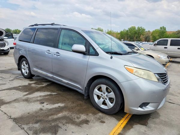 2012 TOYOTA SIENNA