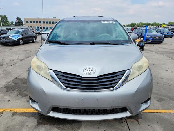 2012 TOYOTA SIENNA
