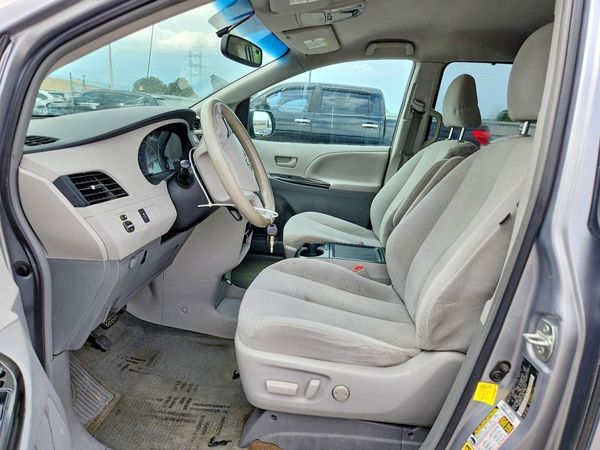 2012 TOYOTA SIENNA