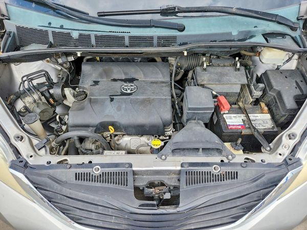2012 TOYOTA SIENNA