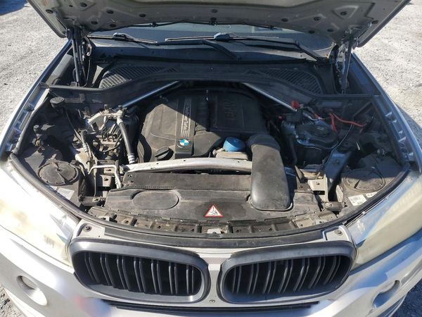 2015 BMW X5 xDrive35i — Engine bay