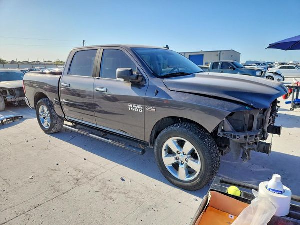 2016 RAM 1500 SLT CREW CAB 4X2