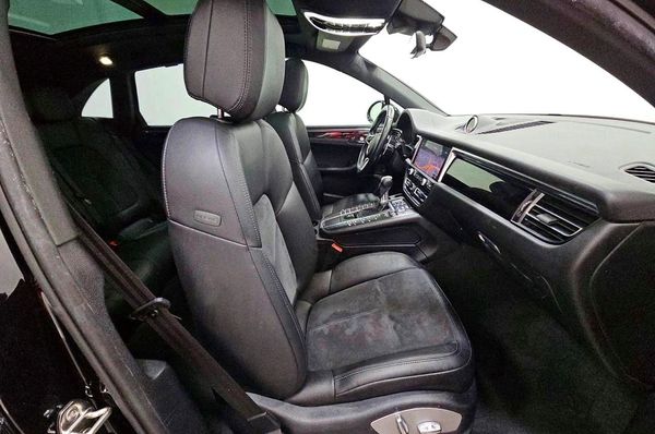 2021 PORSCHE MACAN Base