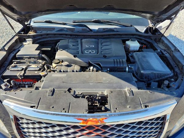 2015 INFINITI QX80 — Engine bay