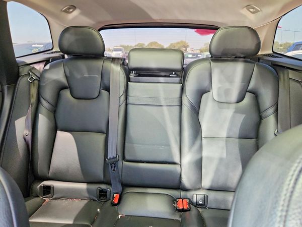 2019 VOLVO XC60 Momentum