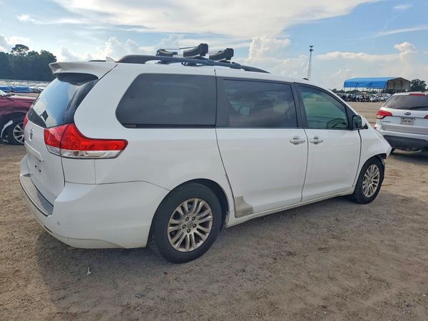 2013 TOYOTA SIENNA