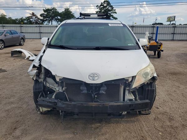 2013 TOYOTA SIENNA