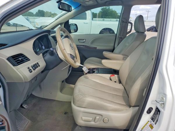 2013 TOYOTA SIENNA