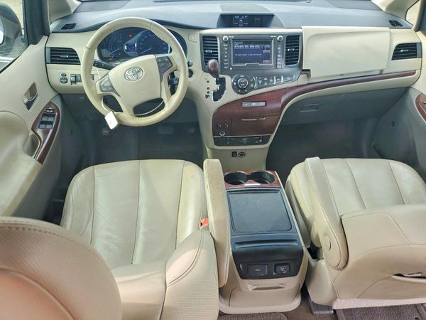 2013 TOYOTA SIENNA