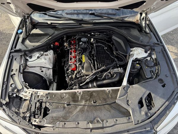 2019 BMW 5 SERIES xDrive — Engine bay