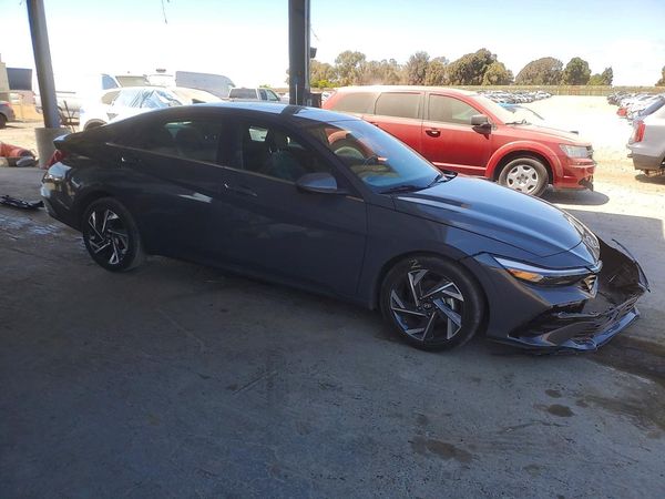 2025 HYUNDAI ELANTRA SEL Convenience — Passenger 3/4