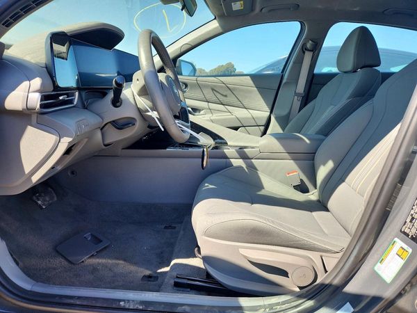 2025 HYUNDAI ELANTRA SEL Convenience — DENT