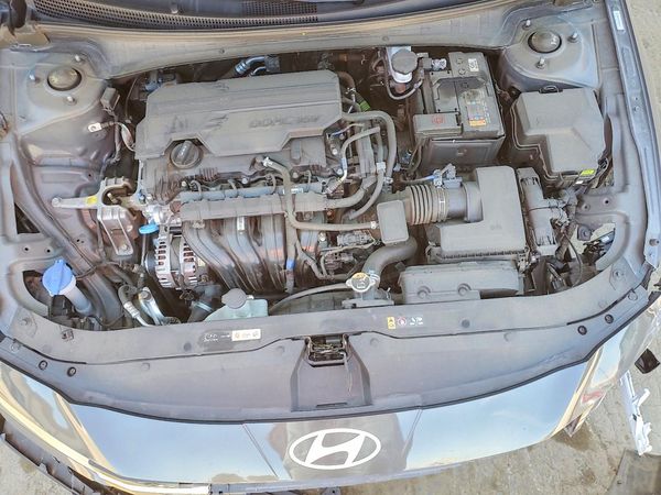 2025 HYUNDAI ELANTRA SEL Convenience — Engine bay