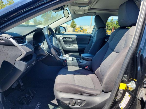 2020 TOYOTA RAV4 XLE