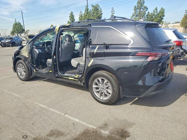 2026 TOYOTA SIENNA XLE