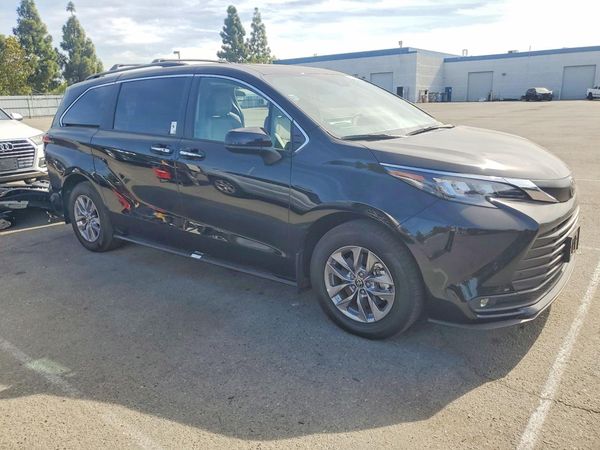 2026 TOYOTA SIENNA XLE