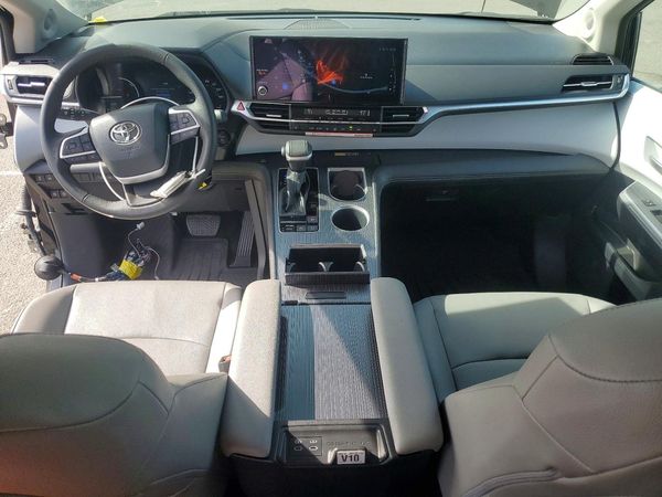 2026 TOYOTA SIENNA XLE