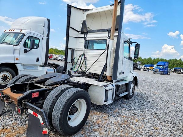 2017 VOLVO VNL