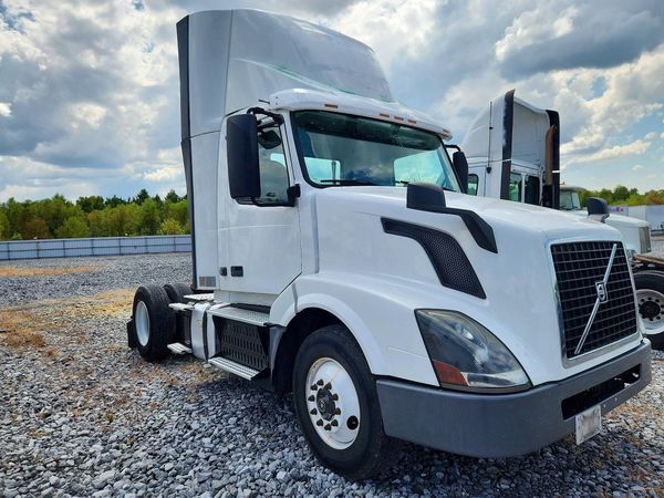 2017 VOLVO VNL