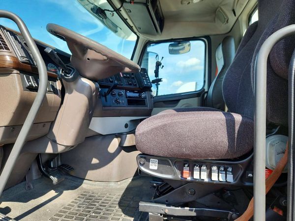 2017 VOLVO VNL
