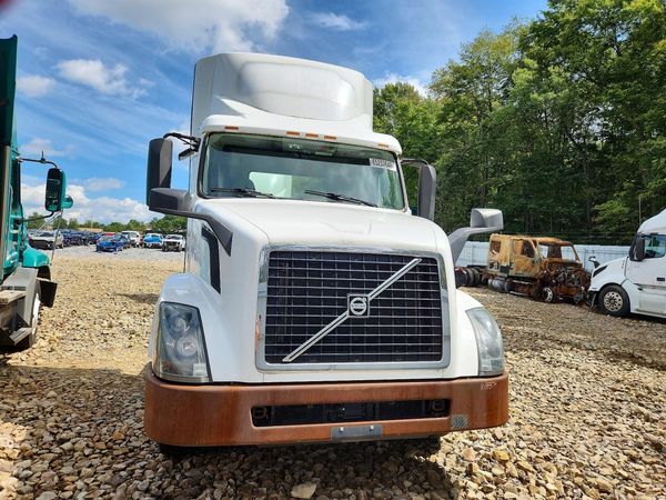 2017 VOLVO VNL