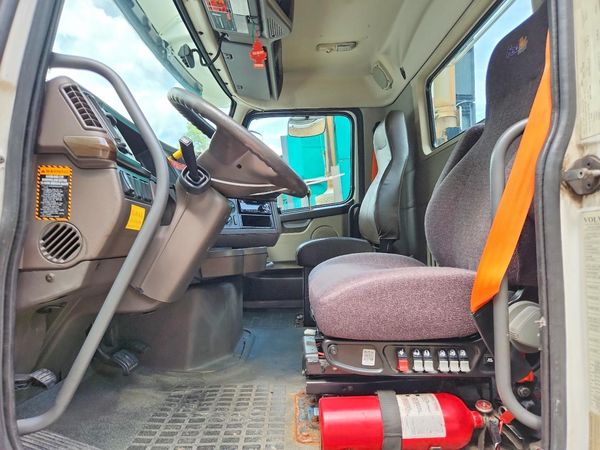 2017 VOLVO VNL