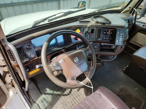 2017 VOLVO VNL