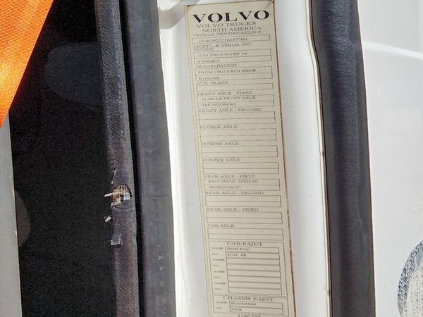 2017 VOLVO VNL