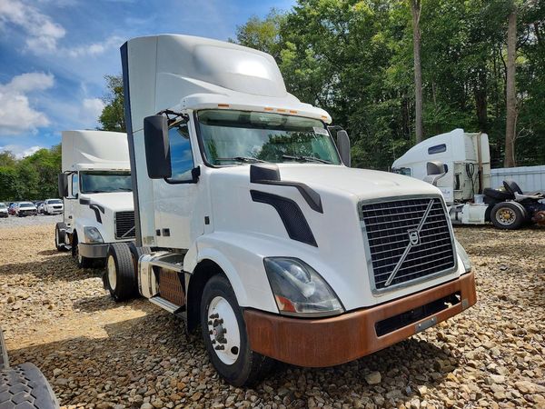 2017 VOLVO VNL