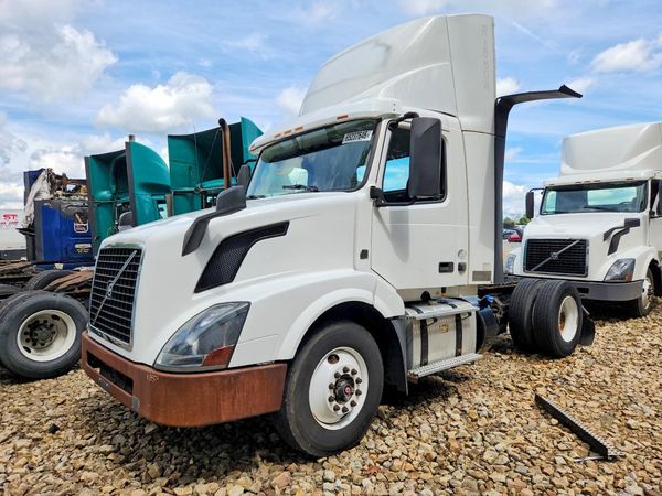 2017 VOLVO VNL