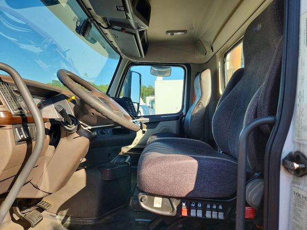 2018 VOLVO VNL — DENT