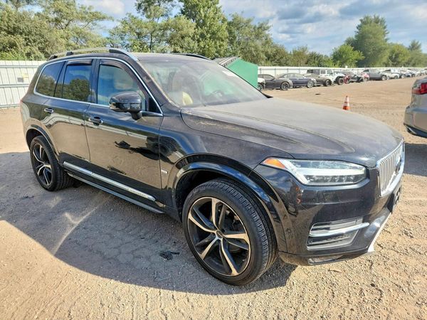 2017 VOLVO XC90 Momentum