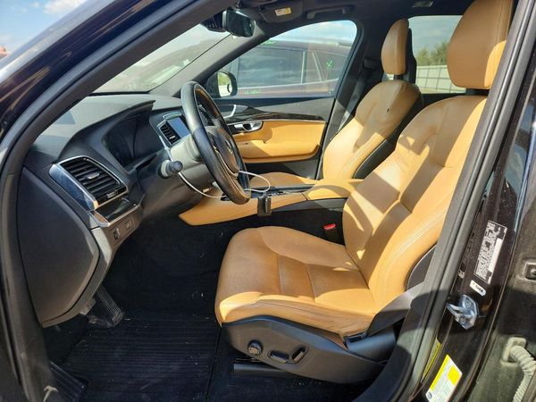 2017 VOLVO XC90 Momentum