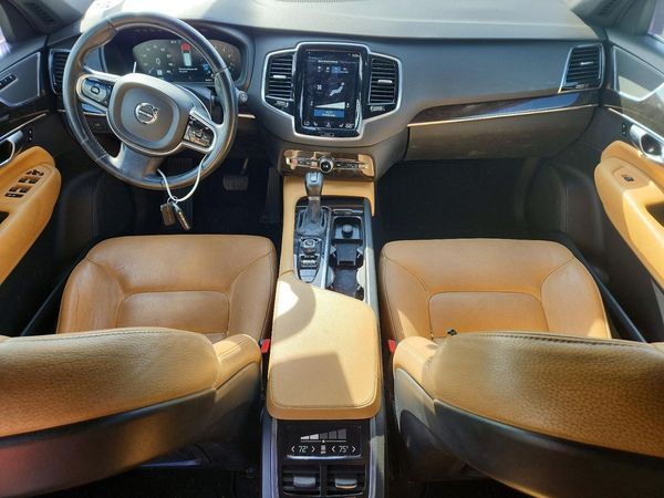 2017 VOLVO XC90 Momentum
