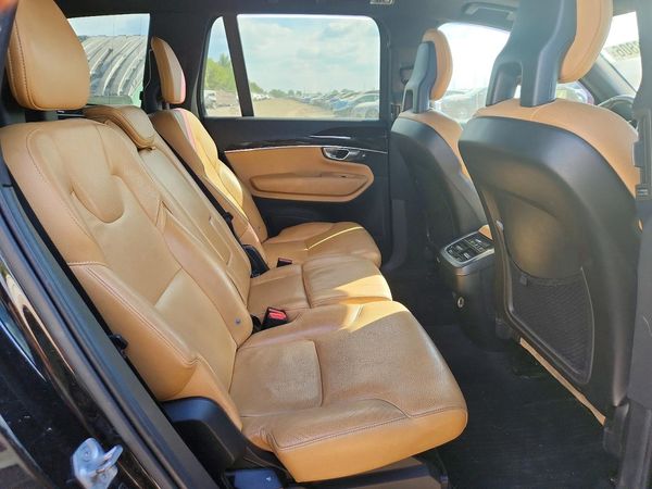 2017 VOLVO XC90 Momentum