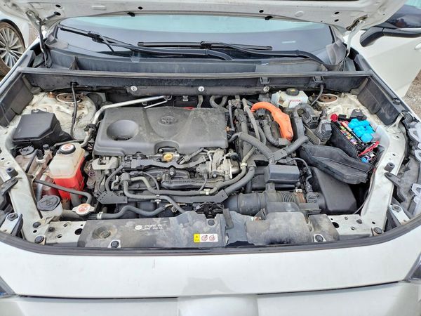 2020 TOYOTA RAV4 XLE HV — Engine bay