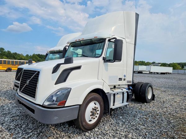 2017 VOLVO VNL