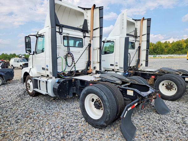 2017 VOLVO VNL