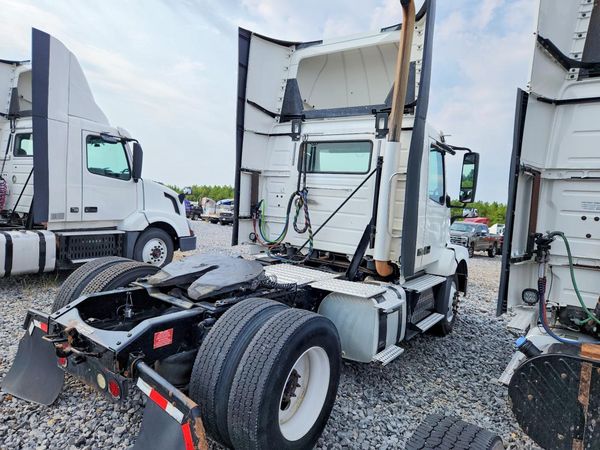2017 VOLVO VNL