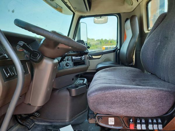 2017 VOLVO VNL
